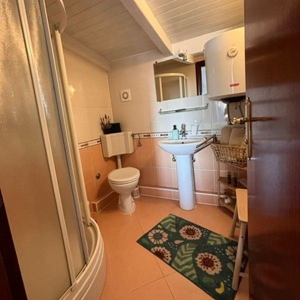 Fürdőszoba zuhanyzóval