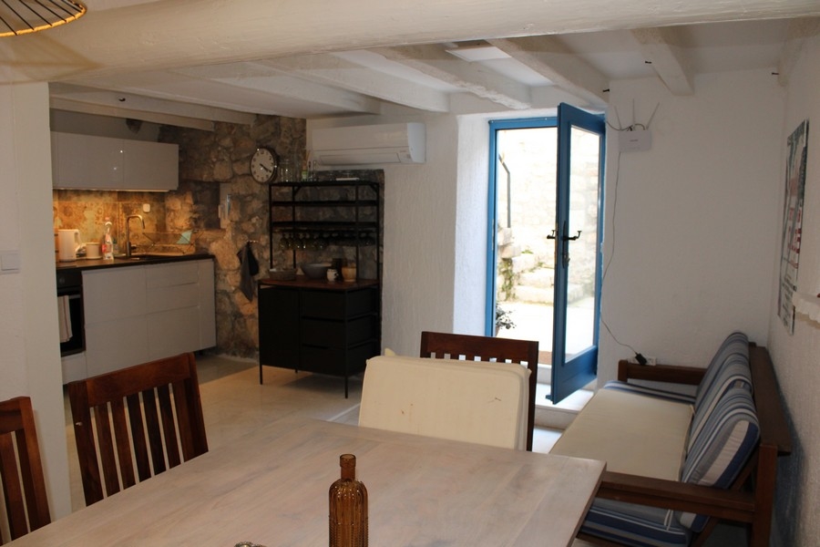 A Murterben található kőház belső nézete, nappali és étkező.