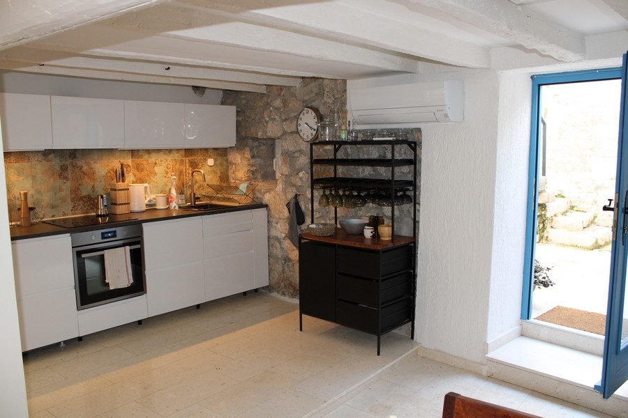 Modernizált konyha hagyományos kőházban, Murter, Horvátország ingatlan