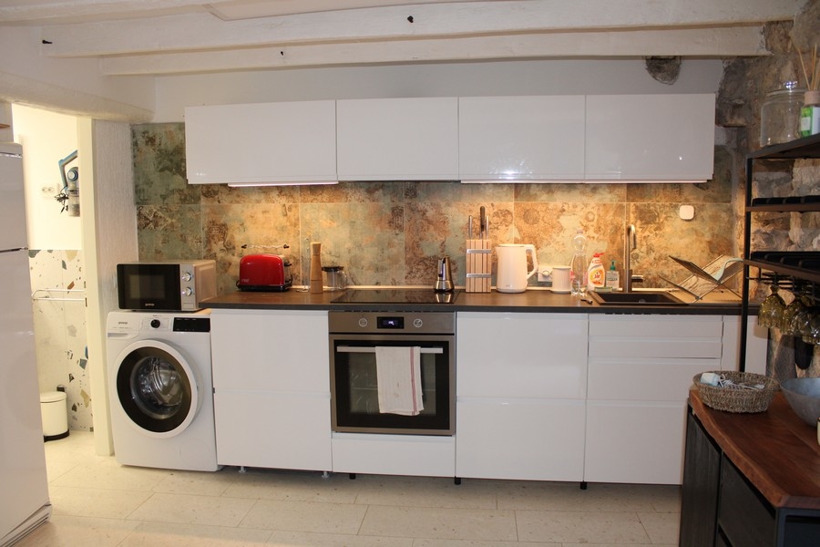 Teljesen felszerelt konyha felújított házban Murterben, Horvátországban eladó