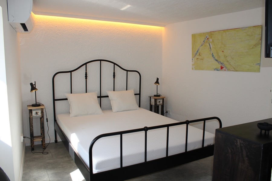 Hálószoba felújított kőházban, Murterben, házat vásárolunk Horvátországban