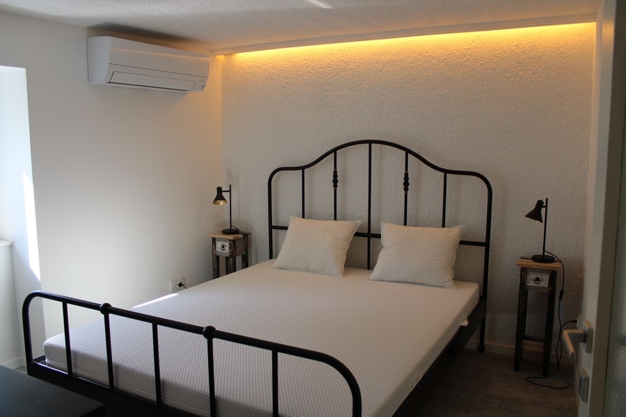 Hangulatos hálószoba franciaággyal, kőház Murterben