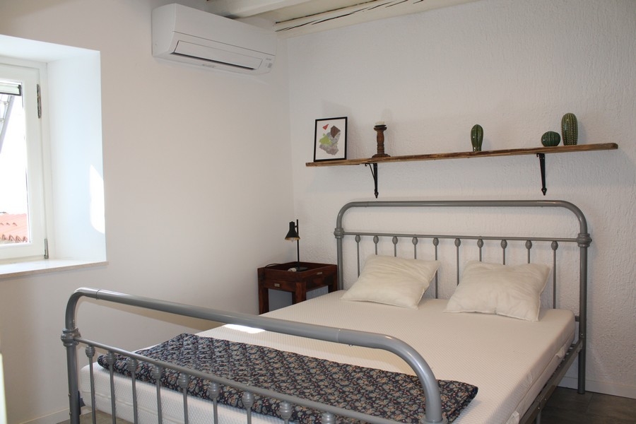 H2957 ingatlan hálószobája Murter szigetén - Panorama Scouting.