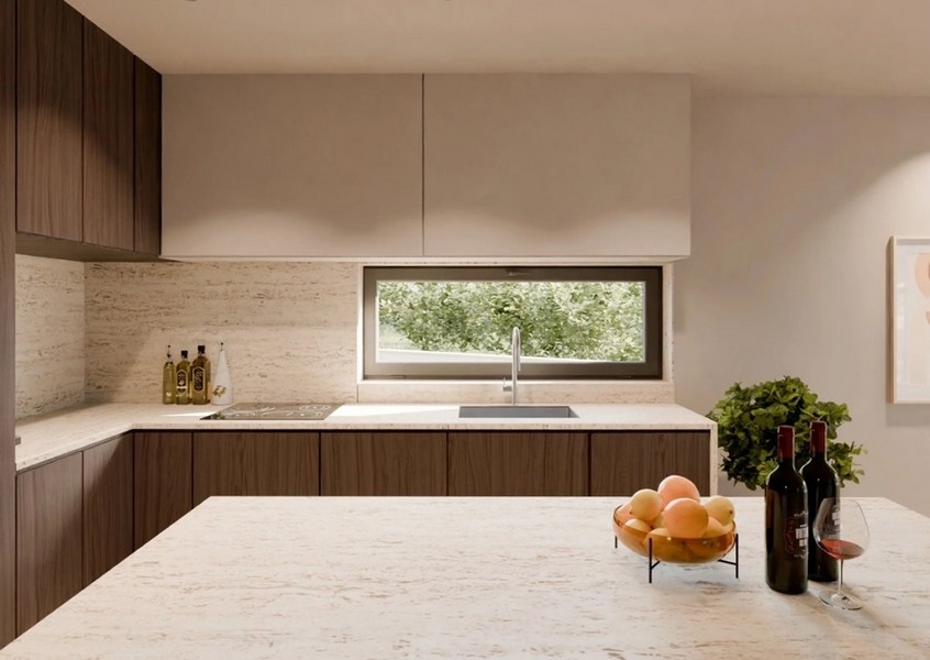 Elegáns fürdőszoba dupla mosdóval, tükrökkel, márvány részletekkel és arany lámpatestekkel egy tengerre néző villában