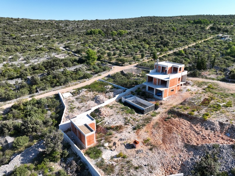 Egy kétszintes villa oldalnézete tengerre néző horvátországi alkonyatkor