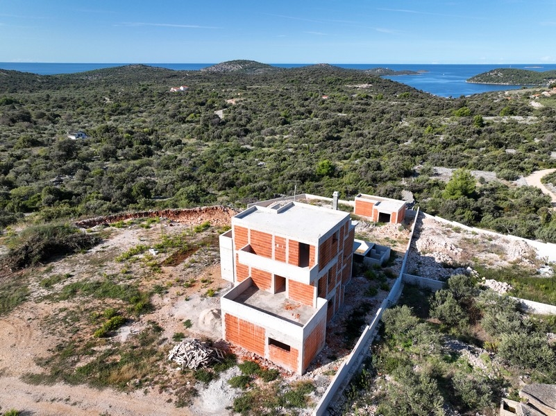 Részletes felvétel egy jakuzziról a horvát ingatlan teraszán, kilátással a naplementére