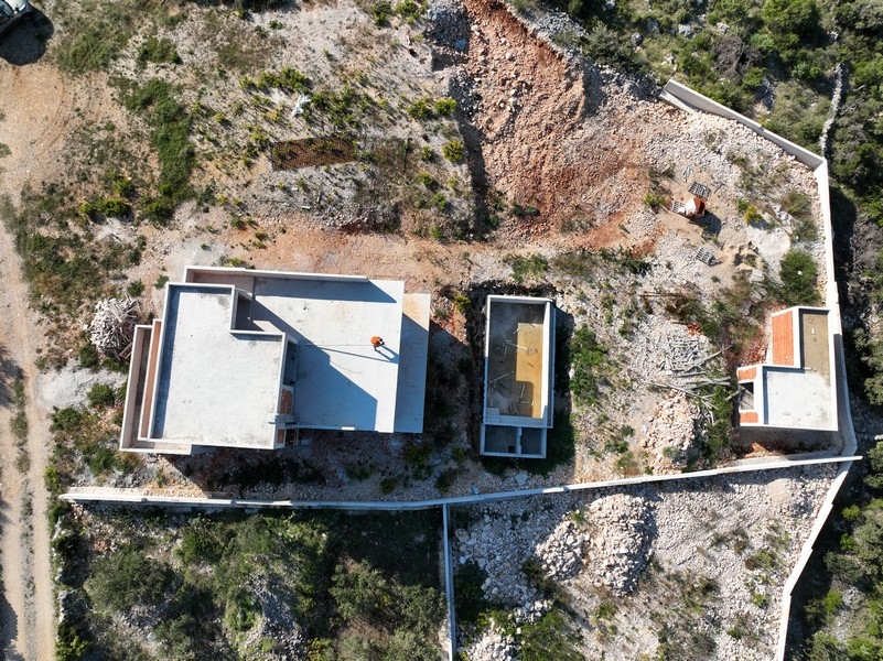 Stílusos nappali nagy ablakokkal egy horvát ingatlanban, tengerre néző kilátással