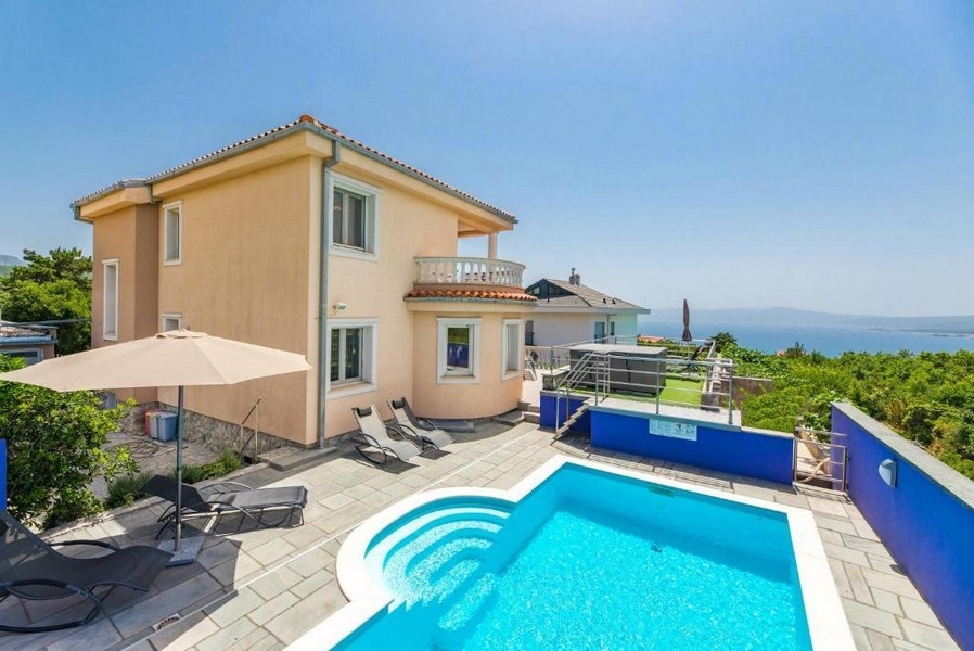 Horvátországi bérház hátsó udvara úszómedencével és napozóágyakkal, kilátással a tengerre