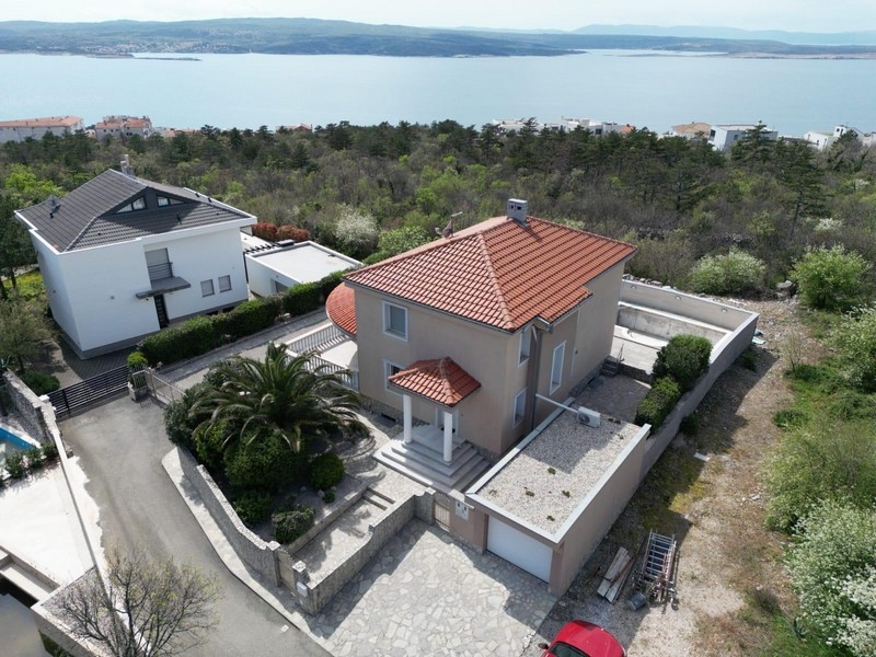 Drone kilátás egy bérházra Horvátországban, elszigetelt, tengerre és tájra néző kilátással