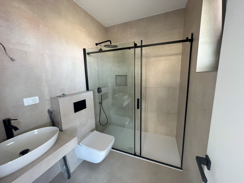 Üres terekre néző átjáró, amely tükrözi a horvátországi új ingatlanok tágasságát.