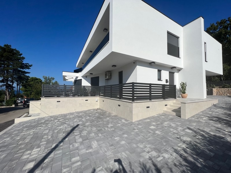 Egy njivicei villa elegáns külső perspektívája, amely bemutatja a horvát ingatlanpiac varázsát.