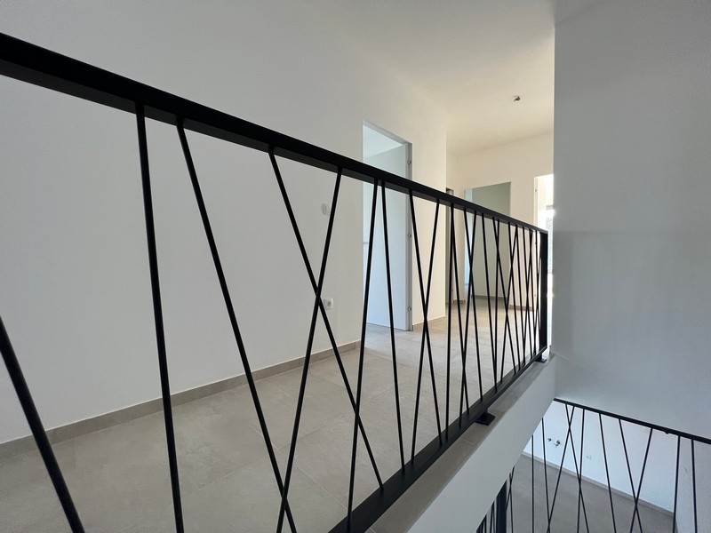 Egy modern lépcsőház részlete, finom részlet ebben a horvátországi ingatlanban.