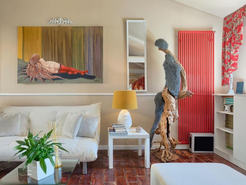 Világos és művészien berendezett nappali, amely tükrözi a horvátországi ingatlanok esztétikáját