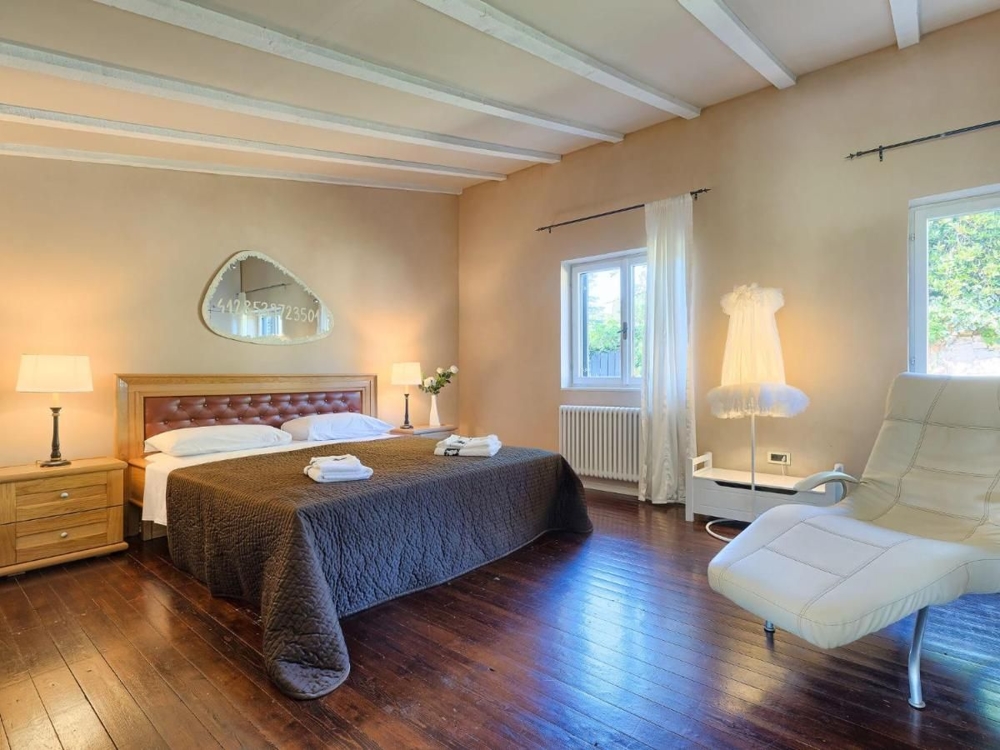 Tágas hálószoba fapadlóval és modern kényelemmel, amely a horvátországi luxusingatlan egy része