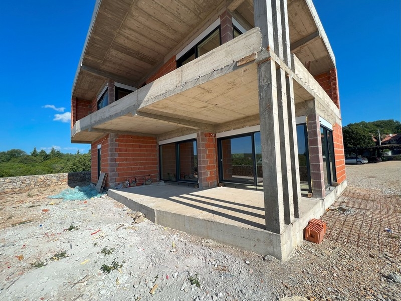 Fedett terasz kilátással a zöldre és egy tágas kertre - H2966