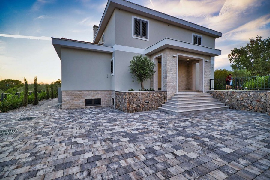 A Krk-szigeti exkluzív ingatlan elölnézete bejárati lépcsőkkel és burkolt előtérrel