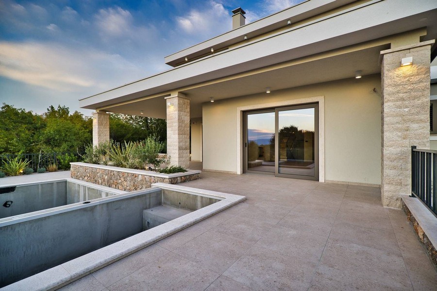 Az ingatlan terasza Krk szigetén, közvetlen hozzáféréssel a nappalihoz és a medence építési területéhez