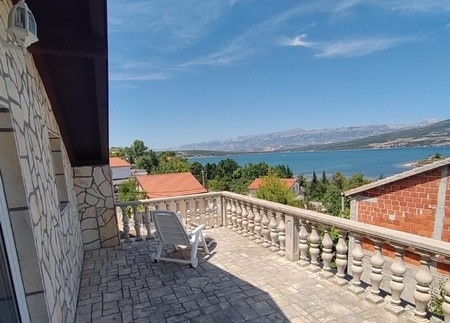 Csendes öbölre néző terasz, tökéletes választás azoknak, akik Horvátországban szeretnének házat vásárolni
