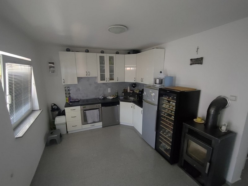 Modern konyha a házban, eladási pont a ház vásárlásához Horvátországban