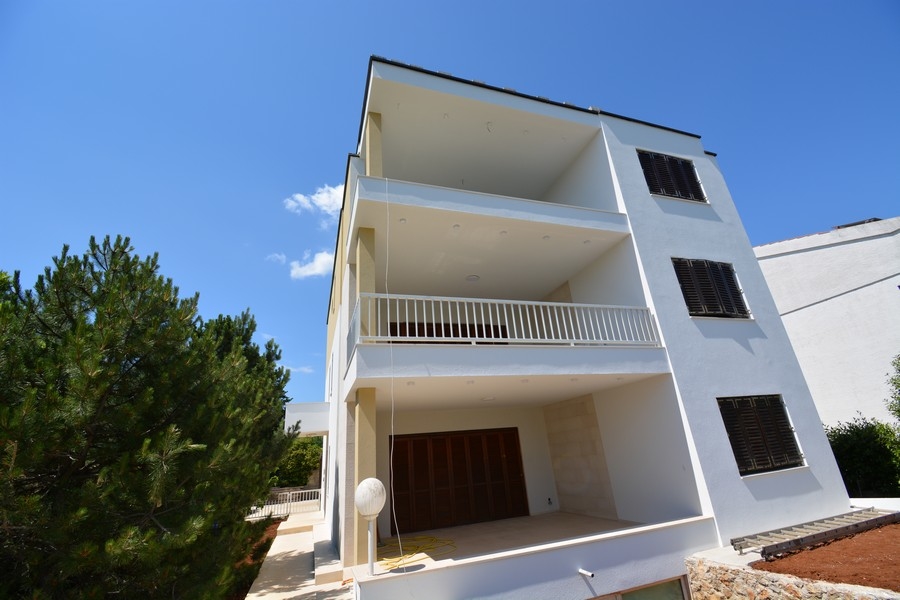 Ingatlan Krk szigetén - vásároljon egy 3 lakásos villát.