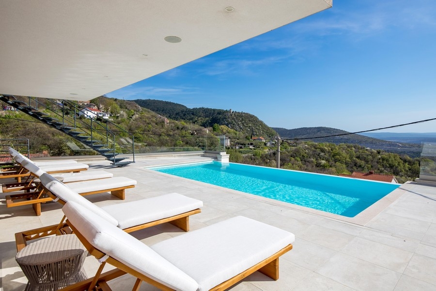 Medence terasz nyugágyakkal és kilátással a tengerre, ingatlan Horvátország, vásároljon villát Krk szigetén