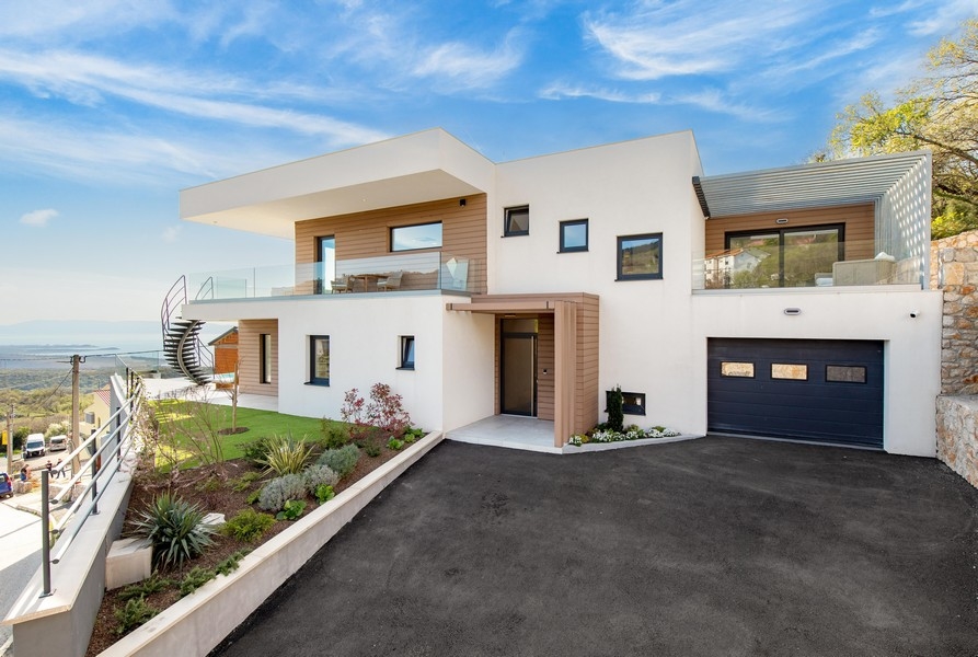 A modern villa bejárata garázzsal, ingatlan Horvátország, vásároljon villát Krk szigetén