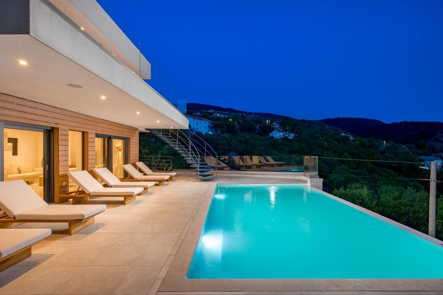 Éjszaka villa kivilágított medencével és terasszal, ingatlan Horvátország, villa eladó Krk szigetén