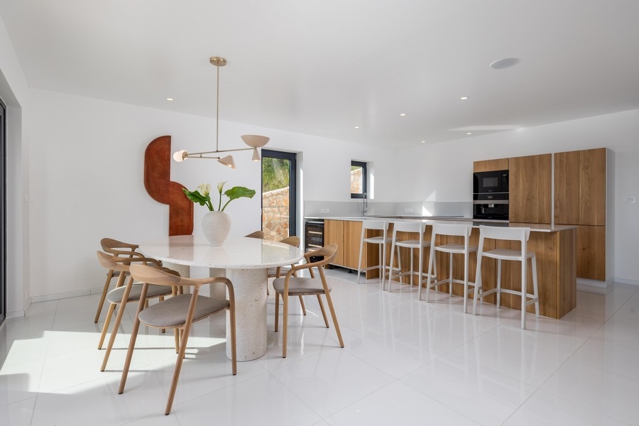 Világos nyitott konyha étkezőasztallal és szigettel, Horvátország ingatlan, villa eladó Krk szigeten