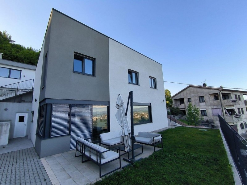 Ingatlan Horvátország, villa panorámás kilátással a tengerre, Opatija régió Isztria, modern homlokzata a villa