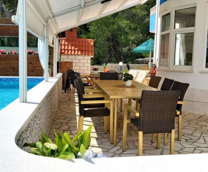 Tengerre néző apartmanház külső nézete, ház közel a tengerhez