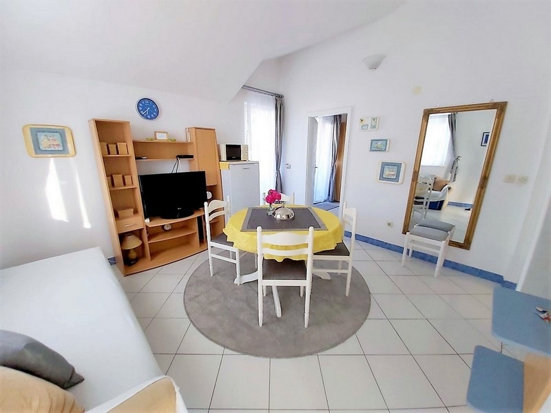 Erkélyes hálószoba egy apartmanházban, a házban közel a tengerhez