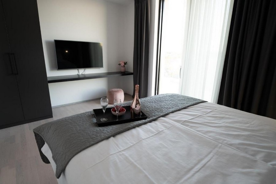 Modern berendezésű hálószoba pezsgővel és poharakkal, egy villában az isztriai Labinban.