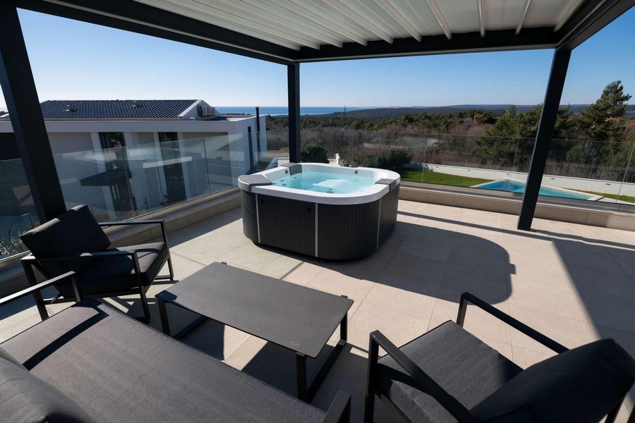 Exkluzív villa kilátással a medencére és a tengerre Labinban, Isztria - Fedett terasz pezsgőfürdővel és nappali bútorokkal