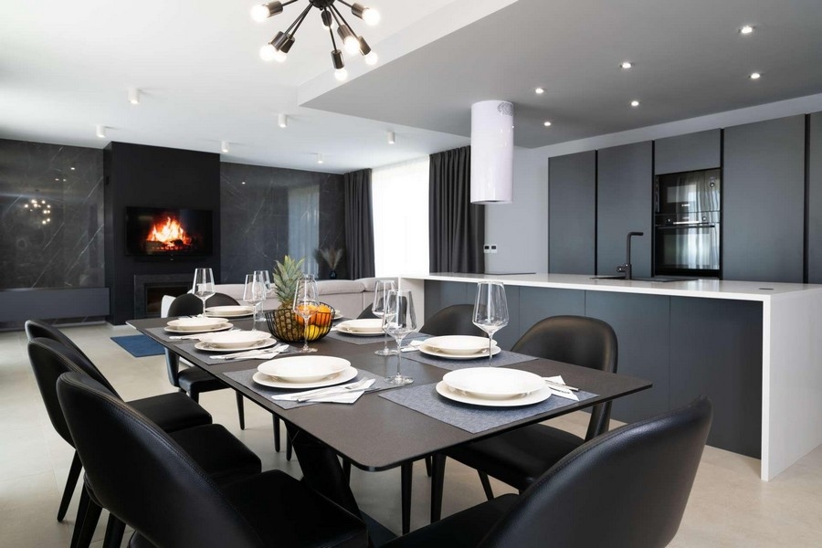 Exkluzív villa kilátással a medencére és a tengerre Labinban, Isztria - Modern étkező stílusos bútorokkal