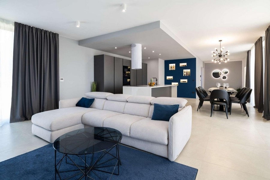 Exkluzív villa kilátással a medencére és a tengerre Labinban, Isztria - nappali nyitott konyhával és elegáns bútorokkal