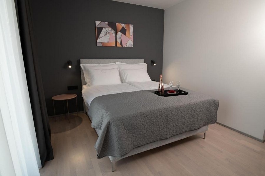 Exkluzív villa kilátással a medencére és a tengerre Labinban, Isztria - hálószoba sötét falszínnel és műalkotásokkal