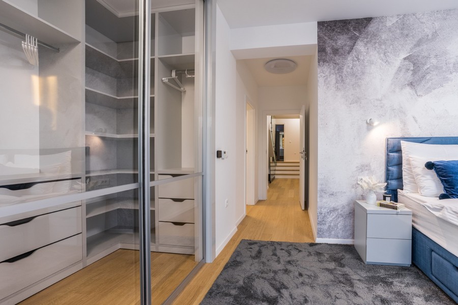 Walk-in gardrób ennek a luxus horvátországi ingatlannak a hálószobájában.
