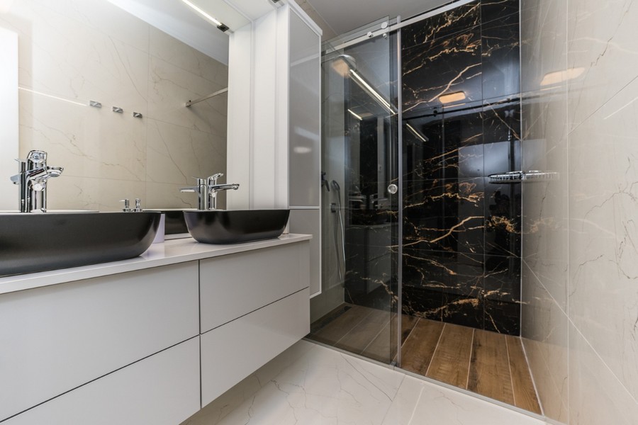 Modern fürdőszoba dupla mosdóval és tágas zuhanyzóval ebben a gyönyörű horvátországi ingatlanban.