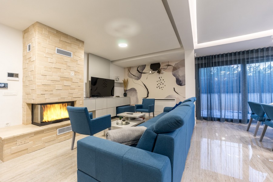 Tágas nappali modern dizájnnal, kényelmet és luxust kínál ebben a gyönyörű horvátországi ingatlanban.