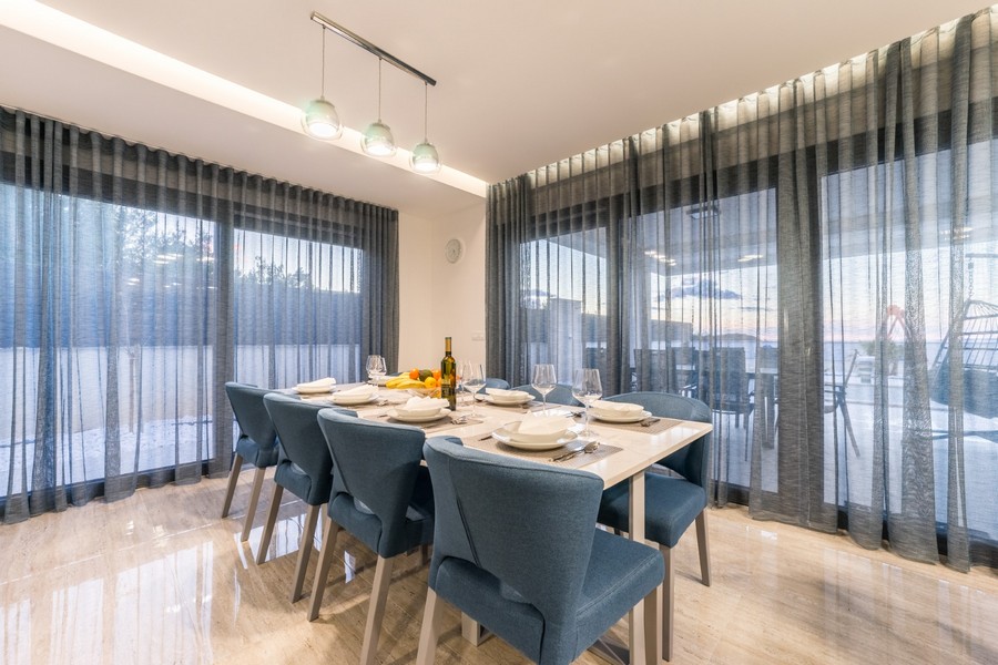 Elegáns étkező nagy ablakokkal, természetes fényt engedve álmai horvátországi ingatlanára.