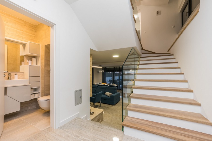 Modern lépcsőház, amely a stílusos horvátországi ingatlan felső emeletére vezet.