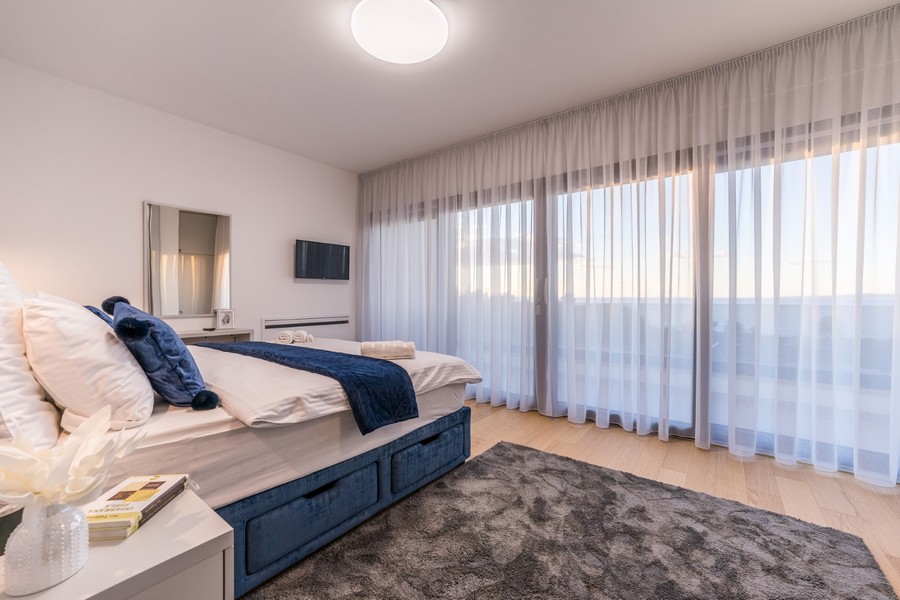 Hangulatos hálószoba lélegzetelállító kilátással, békét és csendet kínál új horvátországi ingatlanában.