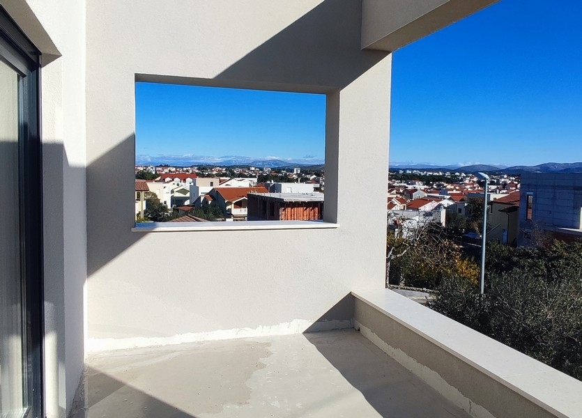 Villa medencével Dalmáciában, modern villa Vodicében nagy terasszal és fákkal