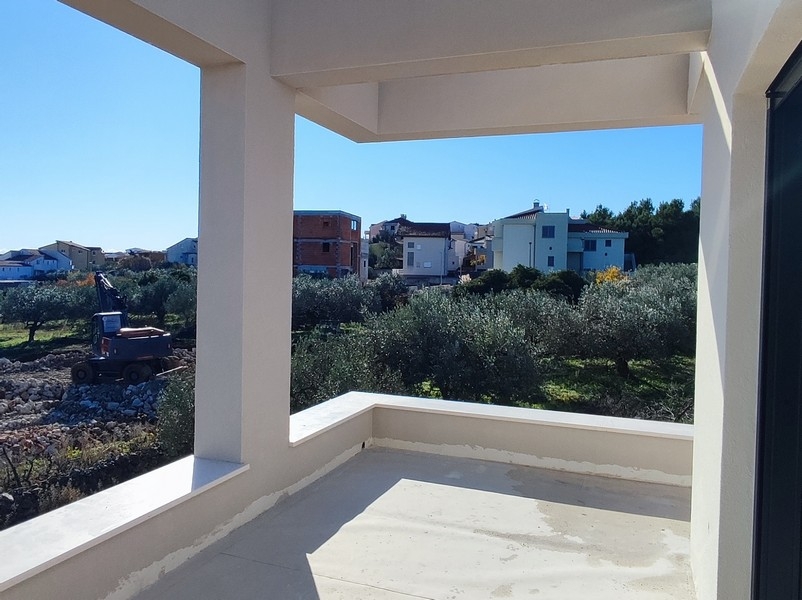 Ingatlan Horvátországban, Vodicében, modern villa elölnézete parkolóhellyel