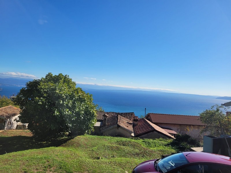 Az ingatlanból kilátás nyílik a tengerre, kiemelve az ingatlan kiváló elhelyezkedését Horvátországban.