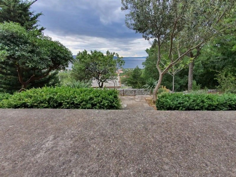 Panorama Scouting H3021 - Apartmanház tengerre néző kilátással, zöld kerttel és tengerre néző kilátással a távolban