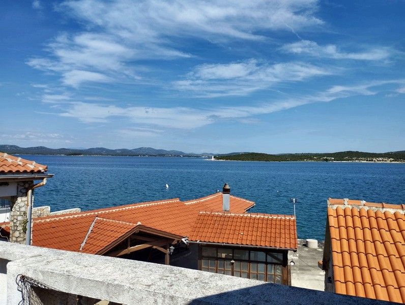 Tengerre néző H3023 ház, amely eladó Betinában, Murter szigetén.