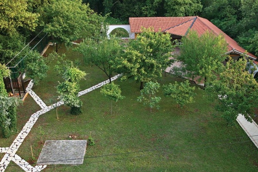 Kertre néző felülről, ház Porecben, Horvátországban