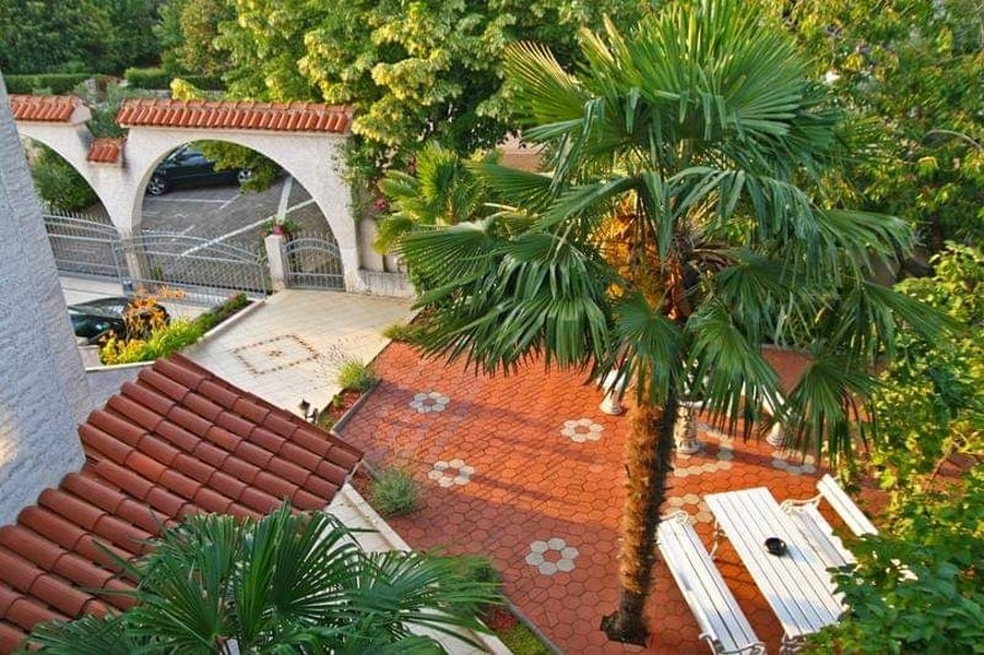 Udvar pálmafákkal, ház Porecben, Horvátországban