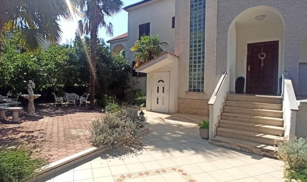 Bejárat külső lépcsővel és kerttel, ház Porecben, Horvátországban